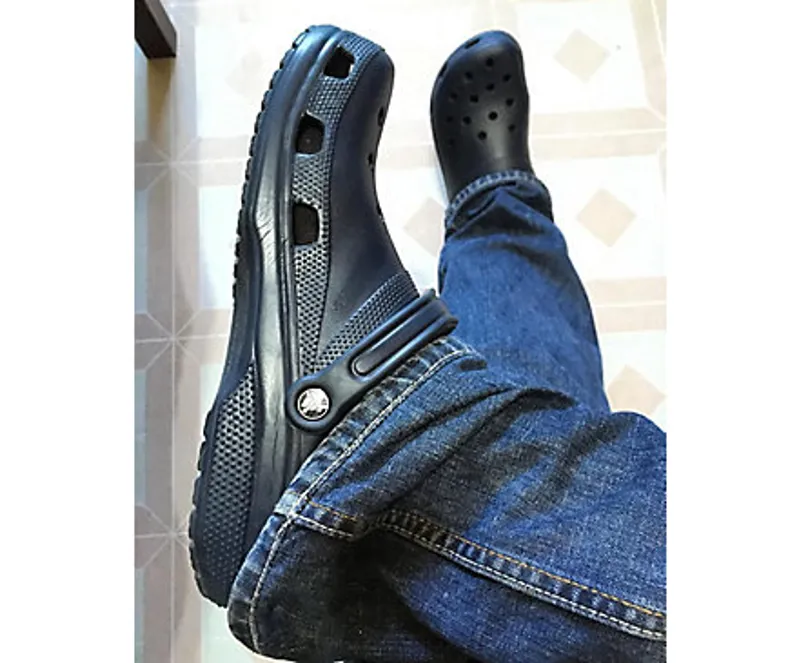 Crocs Classic Croc in Black-4